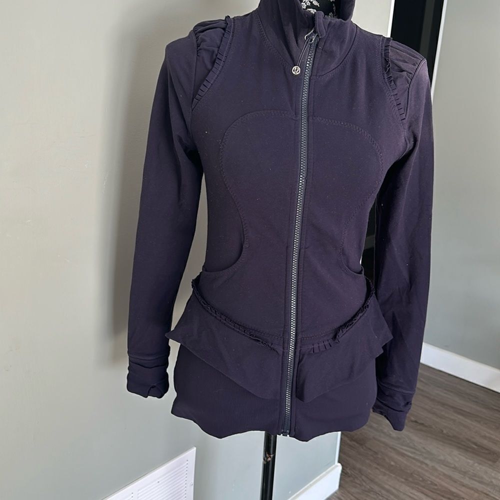 Lululemon City To Yoga Jacket
Black Swan Size
